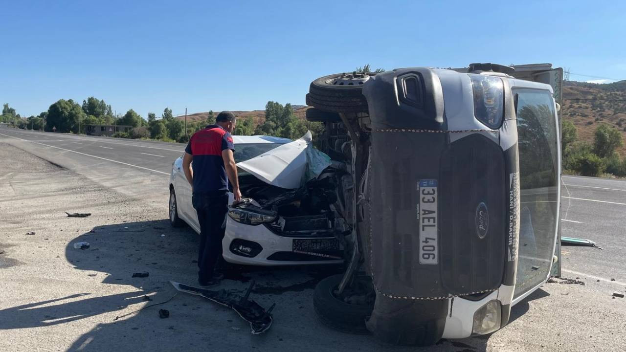 Bingöl’de kamyonet ile otomobil çarpıştı, 5 kişi yaralandı